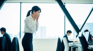 職場の理不尽にサヨナラ。令和のオフィスで静かに効く「お局」対策のリアルと心理戦
